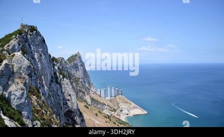 Hochwinkelblick auf das Meer vom Felsen von Gibraltar Stockfoto