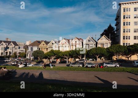 San Francisco, Kalifornien - 18. Januar 2026: Besucher treffen sich im Park gegenüber den berühmten Painted Ladies von San Francisco Stockfoto