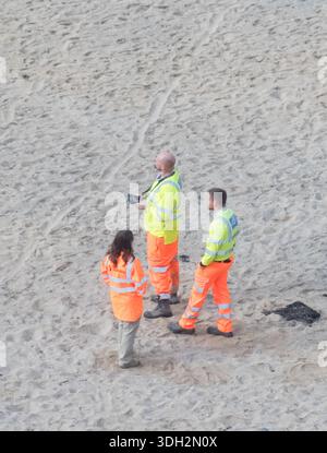 Vermesser vermessen ein Gebiet mit einer Drohne von Einem Sandy Beach, Großbritannien Stockfoto