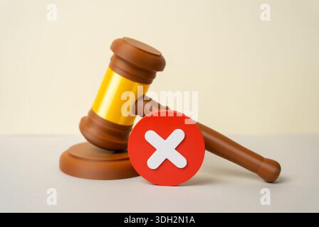Ein negatives Gerichtsurteil. Ein schlechtes Ergebnis des Prozesses. Ungerechtigkeitskonzept, rechtliche Niederlage. Misstrauen gegenüber der Justiz, ungleich und erfolglos Stockfoto