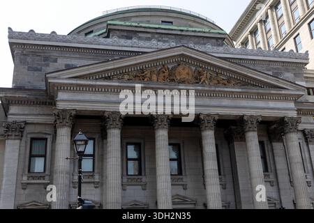 Montreal, Kanada - 2. August 2025: Hauptgebäude der Bank of Montreal in Old Montreal, Québec Stockfoto