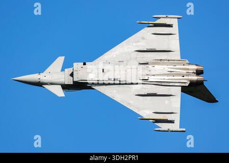 Ostrava, Tschechische Republik - 20. September 2025: Italienischer Luftwaffe Eurofighter Typhoon-Kampfflugzeug. Flugbetrieb. Militärische Luftfahrt. Luftverteiler Stockfoto