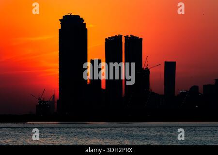 Dubai, Vereinigte Arabische Emirate - 22. November 2025: Wolkenkratzer in der Innenstadt von Dubai vom Hafen Dubai Creek bei Sonnenuntergang. Stockfoto