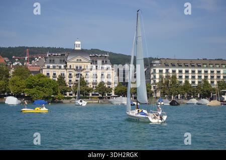 Segelboot auf dem Zürichsee mit historischen Gebäuden im Hintergrund, Schweiz Stockfoto