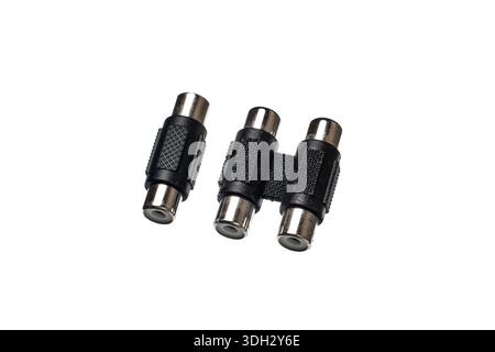 Cinch-Buchse-Buchse-Zylinderkoppler zur Verlängerung von Audio- und Videokabeln, isoliert auf weiß. Stockfoto