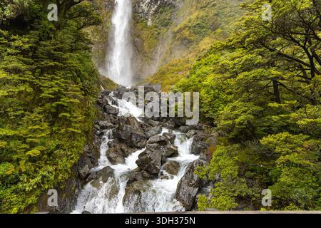 Üppiger Waldwasserfall, Der Über Dunkle Felsen Fließt Stockfoto