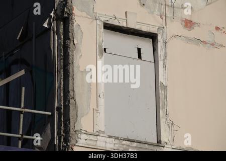 Dublin, Irland - 16. Januar 2026: Nahaufnahme einer baufälligen, heruntergekommenen Gebäudefassade mit gebrochenen Putzarbeiten und aufgehängten Fenstern an den Quays in Dublin Stockfoto