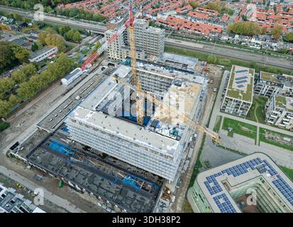 Großes Stadtentwicklungsprojekt, das mehrere Gebäude mit Turmkränen im Bau zeigt Stockfoto