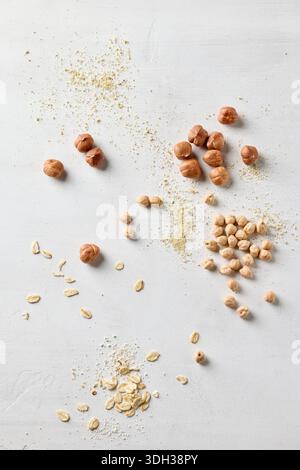 Verschiedene gesunde Protein Lebensmittel Zutaten Nüsse und Samen auf weißem Küchentisch Hintergrund, Draufsicht Stockfoto