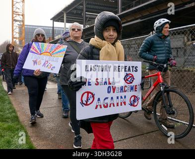Ein Mädchen hält ein Schild während eines marsches zum Geburtstag von Pfarrer Dr. Martin Luther King in Eugene, Oregon, am 19. Januar 2026. Stockfoto