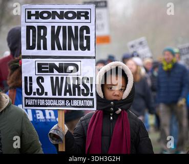 Ein Mädchen hält ein Schild während eines marsches zum Geburtstag von Pfarrer Dr. Martin Luther King in Eugene, Oregon, am 19. Januar 2026. Stockfoto
