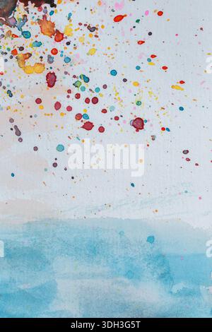 Makroaufnahme von farbenfrohen Aquarellspritzern, Spritzern und Flecken auf weißem Papier. Abstrakter, hochauflösender, strukturierter Hintergrund im Vollformat. Stockfoto