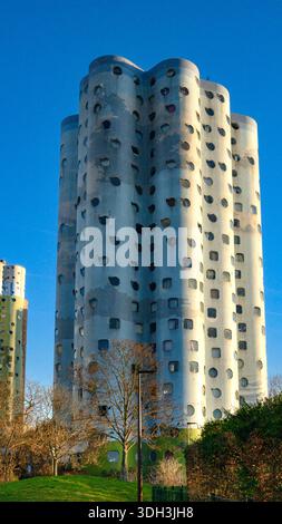 Nanterre, Frankreich, Wohnhochhaus mit Wolken-inspirierten Wandgemälden auf einem zylindrischen Gebäude. Stockfoto