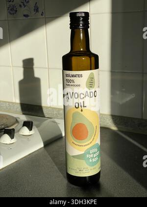 Eine Flasche Avocadoöl in der Küche Stockfoto