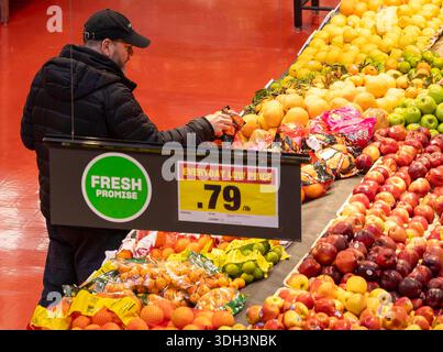 Toronto, Kanada. Januar 2026. Ein Kunde kauft Obst in einem Supermarkt in Toronto, Kanada, 19. Januar 2026. Der kanadische Verbraucherpreisindex (CPI) stieg im Dezember um 2,4 Prozent gegenüber dem Vorjahr, nachdem er im November um 2,2 Prozent gestiegen war, teilte Statistics Canada am Montag mit. Quelle: Zou Zheng/Xinhua/Alamy Live News Stockfoto