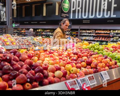 Toronto, Kanada. Januar 2026. Kunden kaufen Obst in einem Supermarkt in Toronto, Kanada, 19. Januar 2026. Der kanadische Verbraucherpreisindex (CPI) stieg im Dezember um 2,4 Prozent gegenüber dem Vorjahr, nachdem er im November um 2,2 Prozent gestiegen war, teilte Statistics Canada am Montag mit. Quelle: Zou Zheng/Xinhua/Alamy Live News Stockfoto
