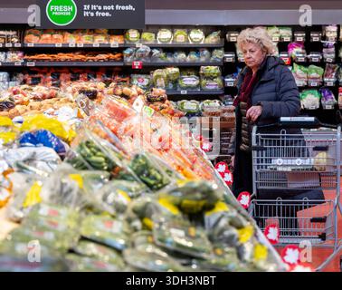 Toronto, Kanada. Januar 2026. Ein Kunde kauft Lebensmittel in einem Supermarkt in Toronto, Kanada, 19. Januar 2026. Der kanadische Verbraucherpreisindex (CPI) stieg im Dezember um 2,4 Prozent gegenüber dem Vorjahr, nachdem er im November um 2,2 Prozent gestiegen war, teilte Statistics Canada am Montag mit. Quelle: Zou Zheng/Xinhua/Alamy Live News Stockfoto