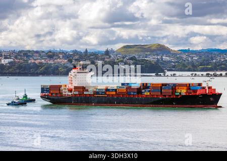 Mate ist ein Containerschiff, das 2013 von Zhejiang Shipbuilding in Ningbo (China) gebaut wurde und derzeit von Maersk betrieben wird und in den Häfen von Auckland (New Z) ankommt Stockfoto