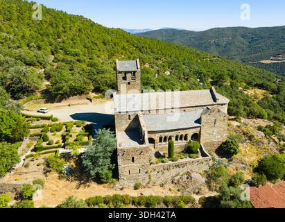 Luftaufnahme des alten Priorats von Serrabone im Sommer, Frankreich Stockfoto