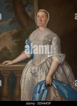 Mrs. Thomas Sprigg von John Hesselius, 1764, Porträt einer Frau in hellgrauem Seidenkleid mit weißer Leinenkappe, an einem Tisch mit drapiertem blauem Stoff Stockfoto