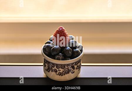 Blaubeere, Frühstück am Klavier. Romantischer Tag. Stockfoto