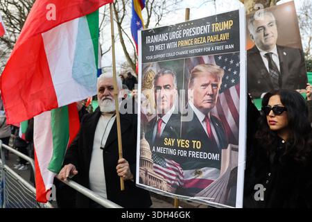 London, Großbritannien. Januar 2026. Ein iranischer Demonstrant hält ein Poster von Reza Pahlavi und US-Präsident Donald Trump während einer Kundgebung des Freien Iran vor der Botschaft der Islamischen Republik Iran, die zu politischen Veränderungen aufruft und Solidarität mit regierungsfeindlichen Protesten im Iran zum Ausdruck bringt. Quelle: SOPA Images Limited/Alamy Live News Stockfoto