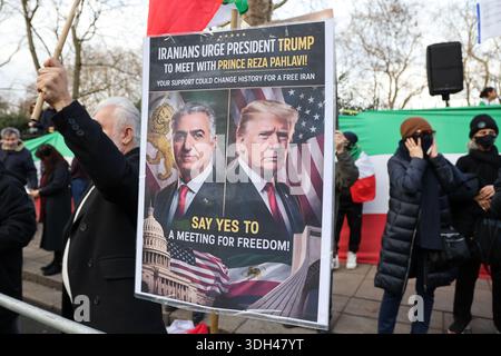 London, Großbritannien. Januar 2026. Ein iranischer Demonstrant hält ein Poster von Reza Pahlavi und US-Präsident Donald Trump während einer Kundgebung des Freien Iran vor der Botschaft der Islamischen Republik Iran, die zu politischen Veränderungen aufruft und Solidarität mit regierungsfeindlichen Protesten im Iran zum Ausdruck bringt. (Foto: Dinendra Haria/SOPA Images/SIPA USA) Credit: SIPA USA/Alamy Live News Stockfoto