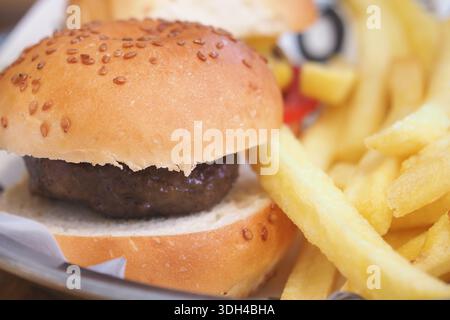 Köstliche Burger und Pommes Frites in ungezwungener Atmosphäre Stockfoto