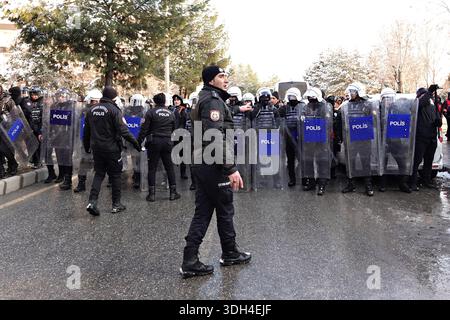 Diyarbakir, Türkei. Januar 2026. Die türkische Polizei blockiert den Weg, um kurdische Demonstranten vom demonstrationsmarsch zu hindern. In der türkischen Stadt Diyarbakir wollten kurdische politische Parteien und Organisationen gegen die bewaffneten Angriffe der syrischen Staatskräfte gegen die syrischen Demokratischen Kräfte (SDF) im Nordwesten des Landes (Rojava) protestieren. Die türkische Polizei verteilte jedoch Tausende von Menschen, die sich im Kosuyolu Park versammelt hatten, indem sie Pfeffergas und Gummigeschosse verspritzte. Quelle: SOPA Images Limited/Alamy Live News Stockfoto