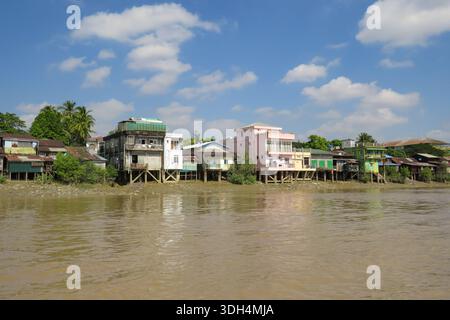Farbenfrohe Häuser am Yangon River in Myanmar Stockfoto