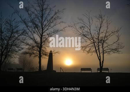 Ein nebeliger Wintertag bei Sonnenuntergang am Science World & False Creek in Vancouver, BC. Stockfoto