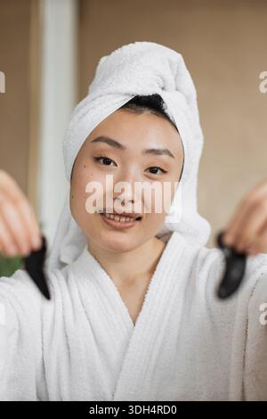 Frau Mit Gua Sha Tools Stockfoto