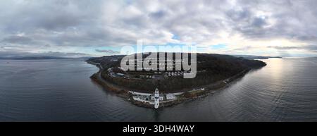 Luftaufnahme des Cloch Lighthouse auf dem Firth of Clyde, Schottland, mit dem weißen Leuchtturm und angrenzenden Gebäuden an der felsigen Küste Stockfoto
