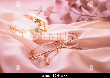 Sortiment an Brillen, Damenbrillen auf hellrosa Hintergrund Stockfoto
