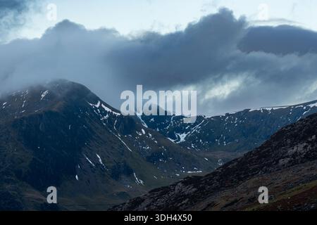 Verborgener Gipfel von Y Garn, teilweise von Wolken in Snowdonia verdeckt Stockfoto