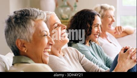 Erwachsene Menschen, die fernsehen und auf dem Sofa lachen, um Comedy-Filme, Shows oder Serien zu Hause zu genießen. Frauen, Gruppen oder Freunde mit Lächeln, Humor oder lustigen Momenten Stockfoto