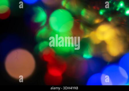 Abstraktes, unscharfes, farbenfrohes Bokeh auf Schwarz. Stockfoto