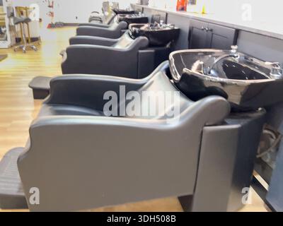 Reihe von Shampoo-Stühlen im Friseursalon Stockfoto