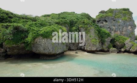 Malerischer Blick auf den gigantischen Yamatobu-O-Iwa-Felsen mit transparentem türkisfarbenem Meer auf Irabu Island, Miyakojima, Okinawa, Japan. Stockfoto