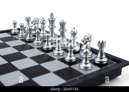 Schachbrett mit silbernen Schachfiguren isoliert auf weiß. Stockfoto