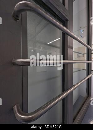 Stahlgeländer Über Glastür Am Büroeingang, Elegante Geschäftslobby Mit Reflektionen Und Polierten Schläuchen, Facility Manager Bewertet Fi Stockfoto