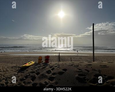 Rettungsausrüstung am Ufer eines Durban Strandes. Stockfoto