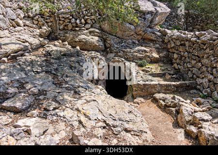 Weg zum Eingang in eine Höhle in einem Felsen Stockfoto