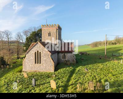 Aus der Vogelperspektive der East Dean Pfarrkirche All Saints aus dem 12. Jahrhundert im südlichen Downs Dorf East Dean Stockfoto