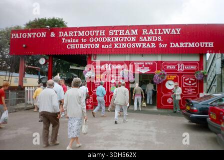Die Paignton and Dartmouth Steam Railway, heute Dartmouth Steam Railway, ist eine 6,7 km lange Bahnstrecke auf der ehemaligen Great Western Railway zwischen Paignton und Kingswear in Devon, Großbritannien. Eintritt zum Bahnhof, Buchungsbüro und Souvenirladen in Paignton. Züge nach Goodrington Sands, Churston, Kingswear nach Dartmouth. Seniorbesucher Stockfoto