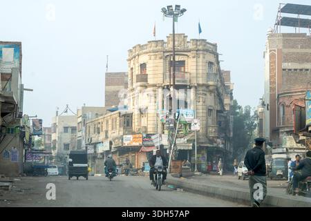 Hyderabad, Pakistan - Hyderabad Old Bazaar, wo der Puls des Stadtlebens zwischen historischer Architektur und dem Summen des lokalen Handels schlägt Stockfoto