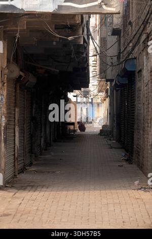 Hyderabad, Pakistan: Hyderabad Old Bazaar, wo der Puls des Stadtlebens zwischen historischer Architektur und dem Summen des lokalen Handels schlägt Stockfoto