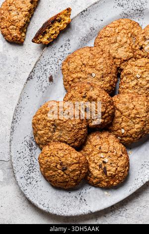 Verwöhnen Sie sich mit diesen leckeren hausgemachten Haferflocken mit Schokoladen-Chips, die außen perfekt knusprig und innen kauen. Stockfoto