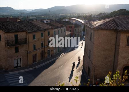 Blick auf eine bezaubernde historische italienische Stadt bei Sonnenuntergang aus der Vogelperspektive mit traditioneller Architektur, verwinkelten Straßen und sanftem Sonnenlicht Stockfoto