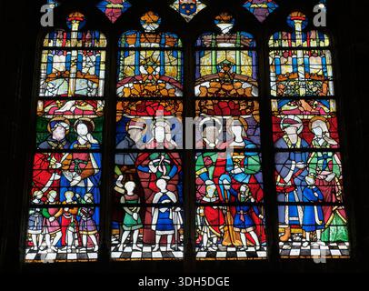 Buntglasfenster aus dem 16. Jahrhundert in der christlichen Basilika St. Michael, die zum UNESCO-Weltkulturerbe in Bordeaux, Frankreich, gehört. Stockfoto